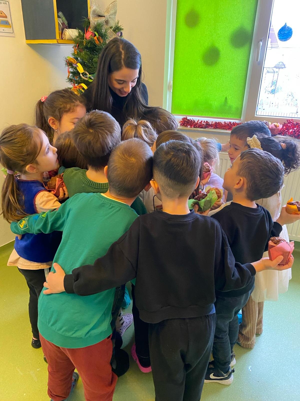 Carmen alături de copii la un atelier creativ